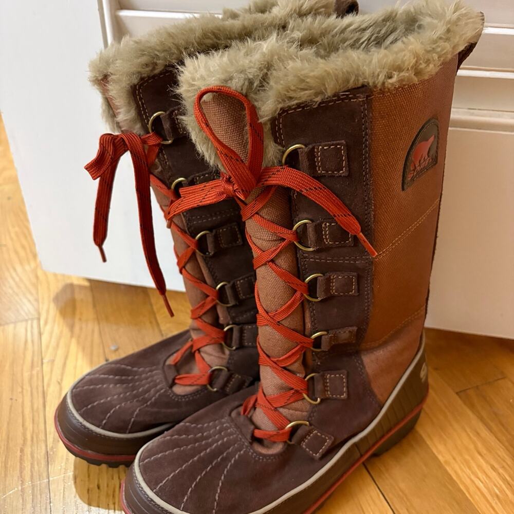 SOREL Joan of Arctic Faux Fur Snow Boots Gorpcore Après-Ski Rust Brown cozy girl
